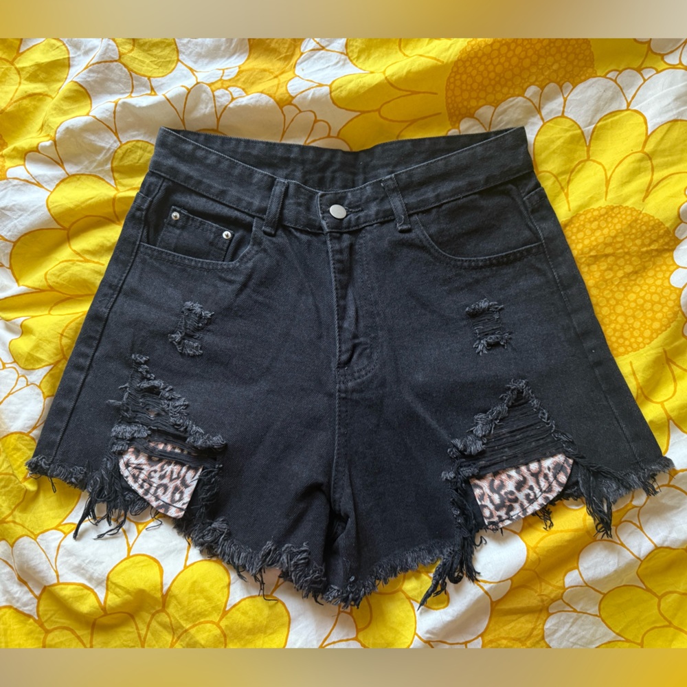 *NWOT* SHEIN Black Distressed High-Waist Denim Shorts – Leopard Print Peekaboo